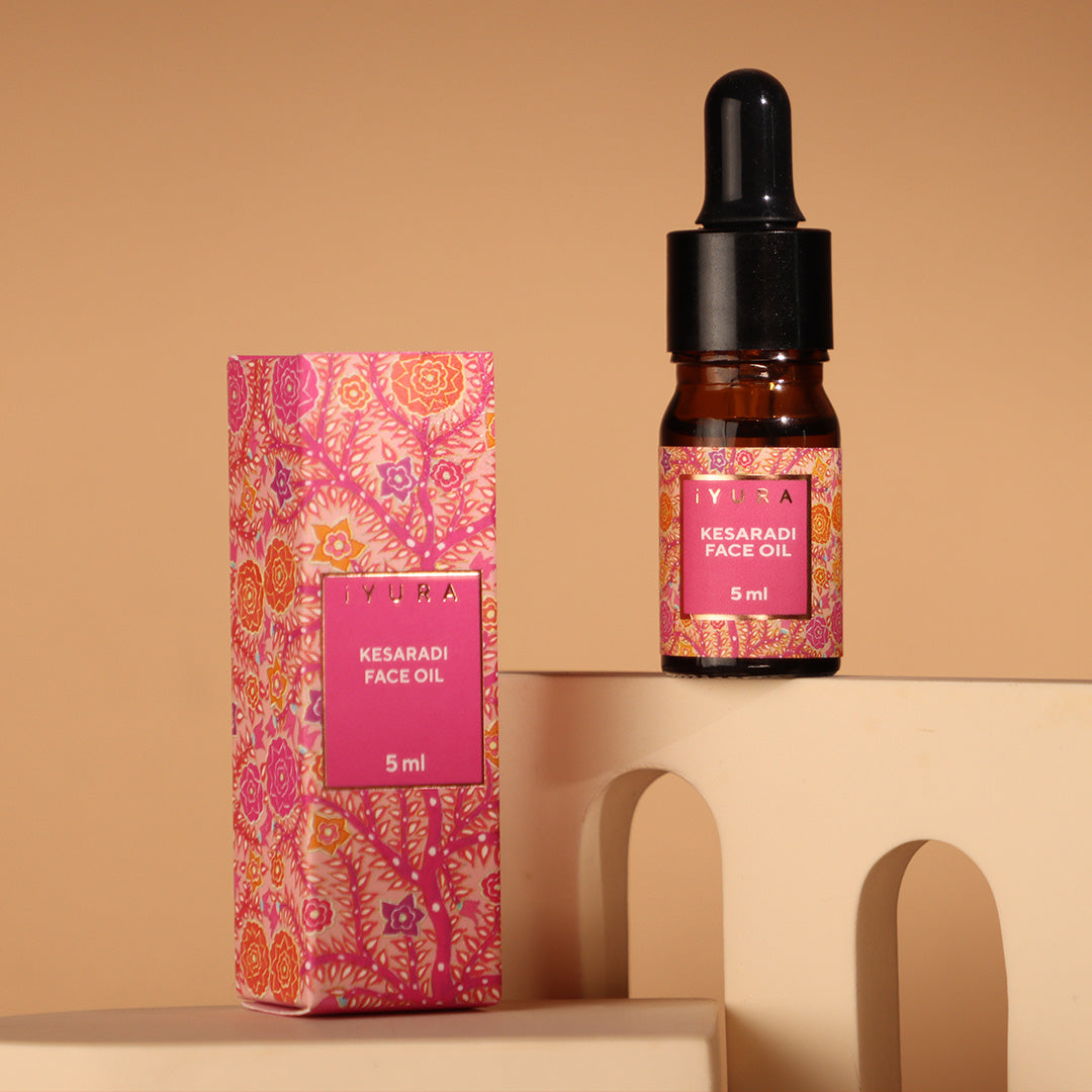 Mini Kesaradi Daily Glow Oil -iYURA's kenmerkende mix van kostbare saffraan + roos + kurkuma + 16 ayurvedische kruiden